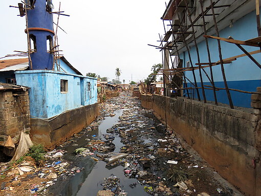 Vermüllter Fluss in den Slums von Freetown, Sierra Leone Vermüllter Fluss in den Slums von Freetown