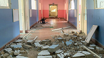 Die Explosion hat verheerende Schäden angerichtet, wie in dieser Schule.©Plan International