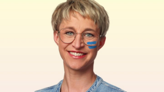 Nadine Schön mit dem blauen Girls Get Equal-Gleichzeichen auf der Wange.