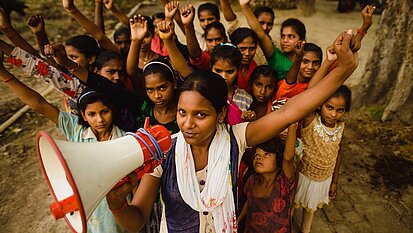 Mädchen aus Indien mit Megafon in der Hand