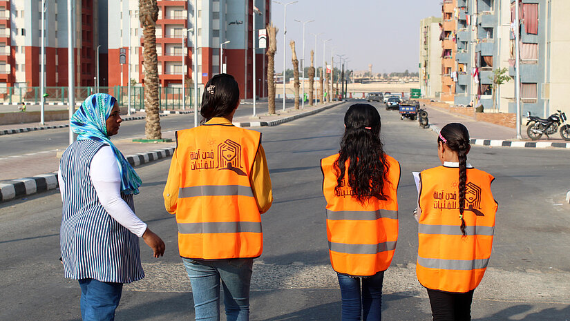 Bei „safety walks“ identifizieren Mädchen Orte in Kairo, die sicherer gemacht werden müssen. © Plan International
