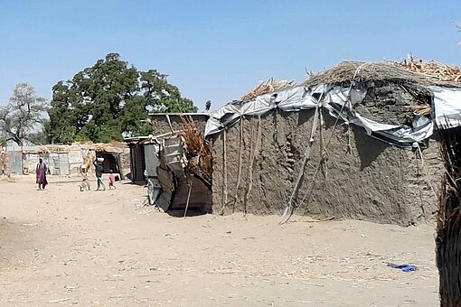 Ein Dorf mit Lehmhäusern im Bundesstaat Borno in Nigeria Sandige Dorfstraße