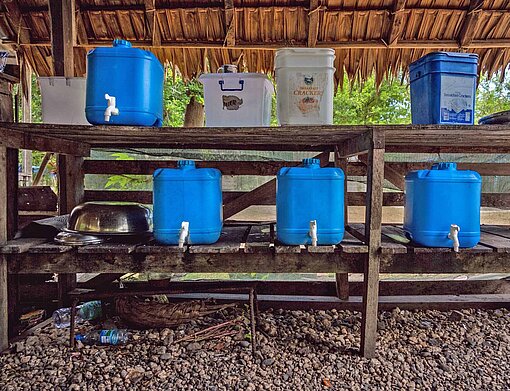 Kanister mit Trinkwasser: Auf den Salomon-Inseln gibt es große Probleme mit der Trinkwasserversorgung. Fast zwei Drittel der Schulen haben ungenügende sanitäre Anlagen Kanister in einem Lagerraum