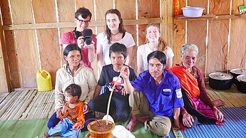 George May, Hannah Wolny und Sophia Finn (hinten v.l.n.r.) filmten ihren Besuch bei A Xien (v. Mitte) in Vietnam. George May, Hannah Wolny und Sophia Finn (hinten v.l.n.r.) filmten ihren Besuch bei A Xien (v. Mitte) in Vietnam.