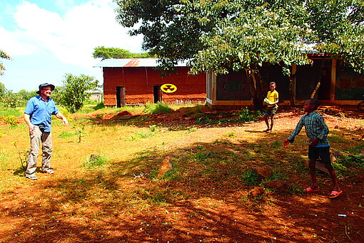 Wir spielen ausgelassen Frisbee. Kinder spielen Frisbee.