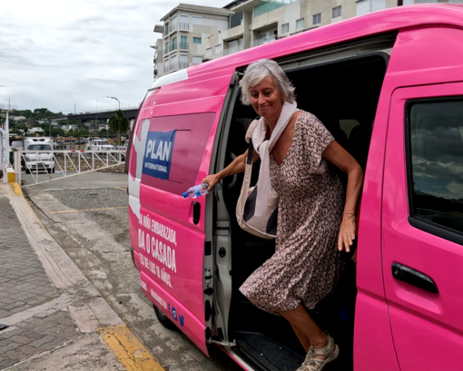 Plan-Bus in Pink Brigitta und der pinkfarbene Bus von Plan