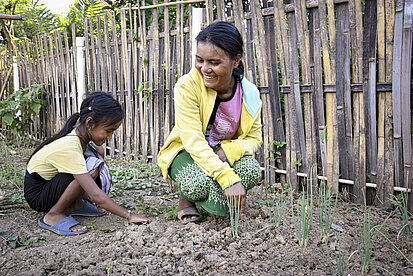 Mutter und Kind in Laos