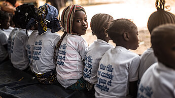 Plan International setzt sich sowohl in den Herkunftsländern als auch in Deutschland für die Abschaffung weiblicher Genitalverstümmelung ein.