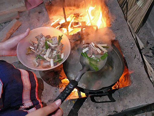 Nisas Leibgericht ist eine herzhafte Gemüsesuppe mit Hühnerfleisch Eine Schale mit Hühnerbrühe
