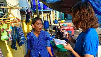 Eine Plan-Mitarbeiterin interviewt Pa, die vor 15 Jahren mit ihrem Mann nach Thailand kam. © Pattapong Polek/Plan Eine Plan-Mitarbeiterin interviewt Pa, die vor 15 Jahren mit ihrem Mann nach Thailand kam. © Pattapong Polek/Plan