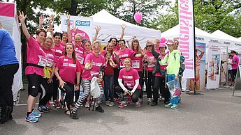 „Volles Haus“ an Plans Because I am a Girl-Stand: die ehrenamtliche Plan-Aktionsgruppe Stuttgart und die Walking-/Lauf-Gruppe der Trainerinnen Claudia Pfeiffer und Andrea Birnbaum setzen sich beim Stuttgarter CRAFT Women’s Run für die Rechte von M