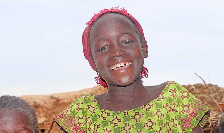 Mädchen und Junge in Niger lachen