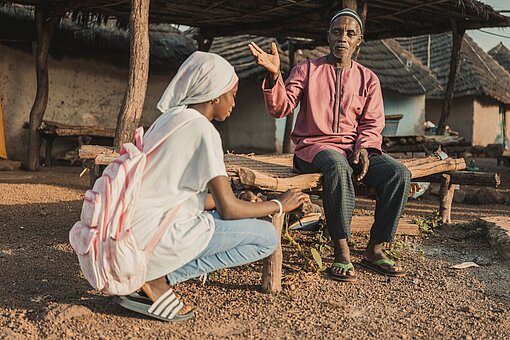 Bamba spricht mit seiner Tochter Fatou