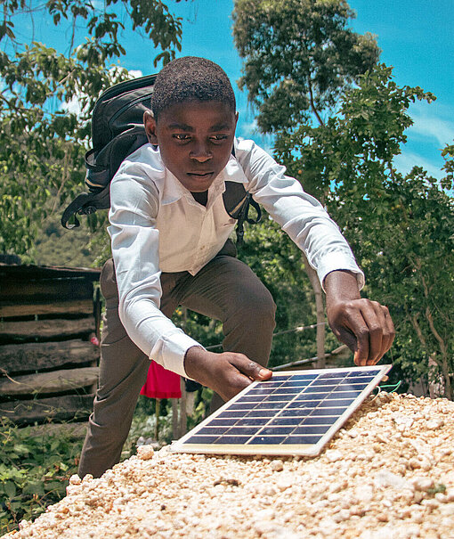 Oldsen (14) möchte Elektriker werden und tüftelt schon heute an Solarzellen für sein Elternhaus