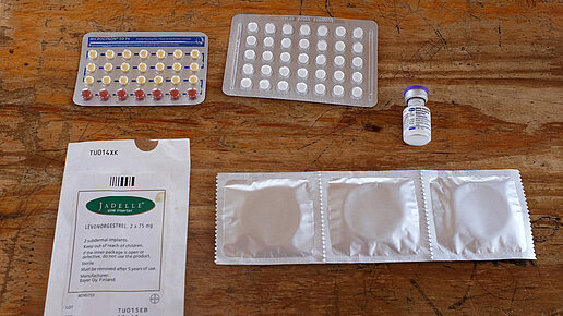 Verschiedene Verhütungsmittel liegen nebeneinander auf einem Tisch