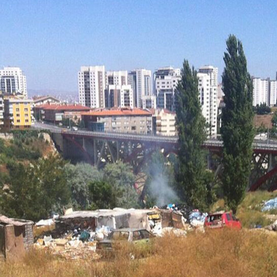 Blick über eine Brücke und eine Stadt mit Hochhäusern.