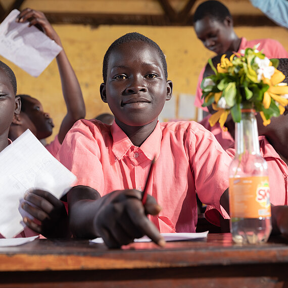 Jungen an Schultischen in einem Klassenraum