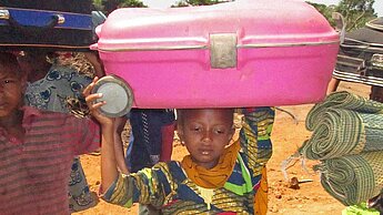 Kinder aus der Zentralafrikanischen Republik tragen die Lasten der Flucht.