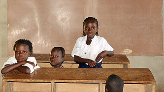Schulkinder in einer schule in Liberia