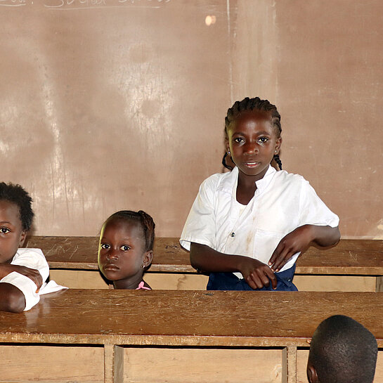 Schulkinder in einer schule in Liberia