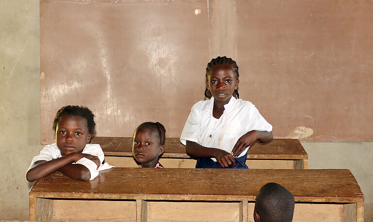 Schulkinder in einer schule in Liberia