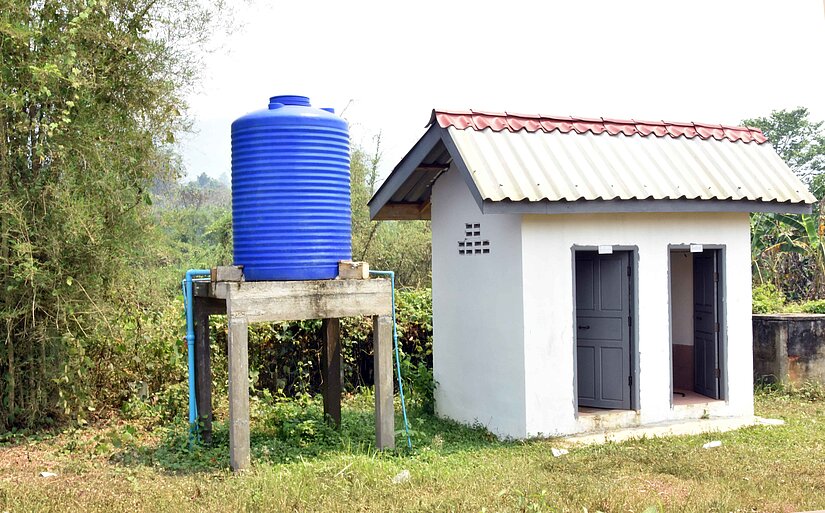 Einer der neu errichteten Wassertanks von Plan International. © Plan