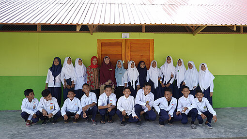 Klassenfoto vor Afriyanas Schule.