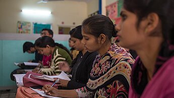 Im Saksham-Programm von Plan International Indien werden junge Frauen auf die Arbeitswelt vorbereitet. © Plan International / Vivek Singh