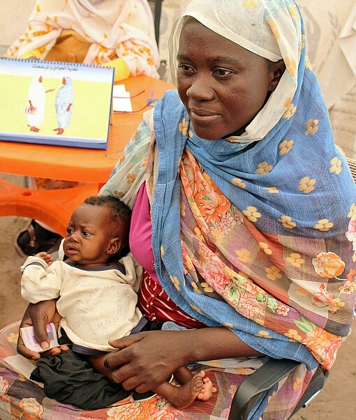 Aisha mit Sohn Elias bei der medizinischen Konsultation aisha-mit-sohn-elias-im-programm-von-plan-international