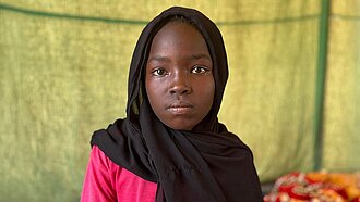 Fatima sitzt in ihrem Zelt in Port Sudan