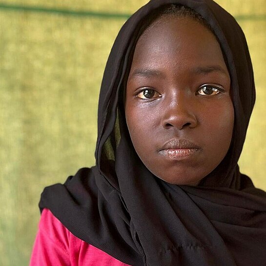 Fatima sitzt in ihrem Zelt in Port Sudan