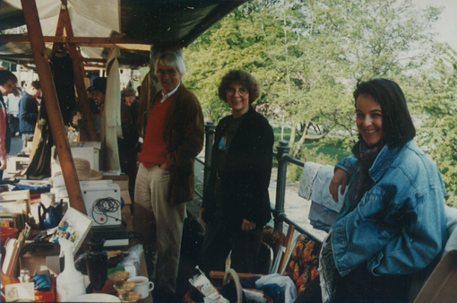 AG-Mitglieder sammeln Spenden auf dem Flohmarkt Antje Arold-Hahn mit zwei weiteren Personen auf einem Flohmarkt beim Spendensammeln