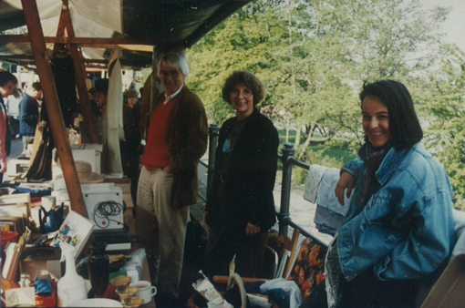 Antje Arold-Hahn mit zwei weiteren Personen auf einem Flohmarkt beim Spendensammeln