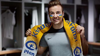 Mario Götze ist jetzt Botschafter für das Kinderhilfswerk Plan und unterstützt u.a. das Mädchenfußball-Projekt in Brasilien.