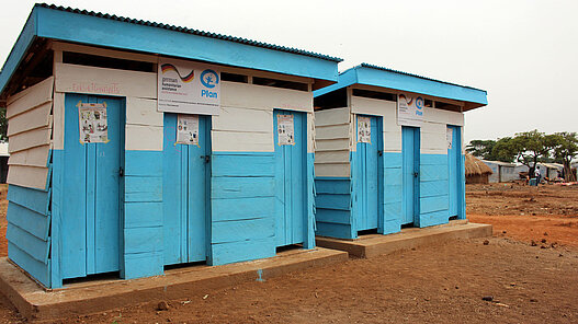 An 20 Schulen in den Projektregionen Bugesera und Nyaruguru bauen oder renovieren wir Waschräume und statten sie mit Binden, Erste-Hilfe-Kits und Informationsmaterial zur Menstrautionshygiene aus.