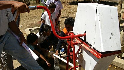 Täglich frisches Trinkwasser für alle Schulkinder.