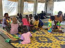Kinder spielen in einem kinderfreundlichen Raum in Kurmuk, Äthiopien.