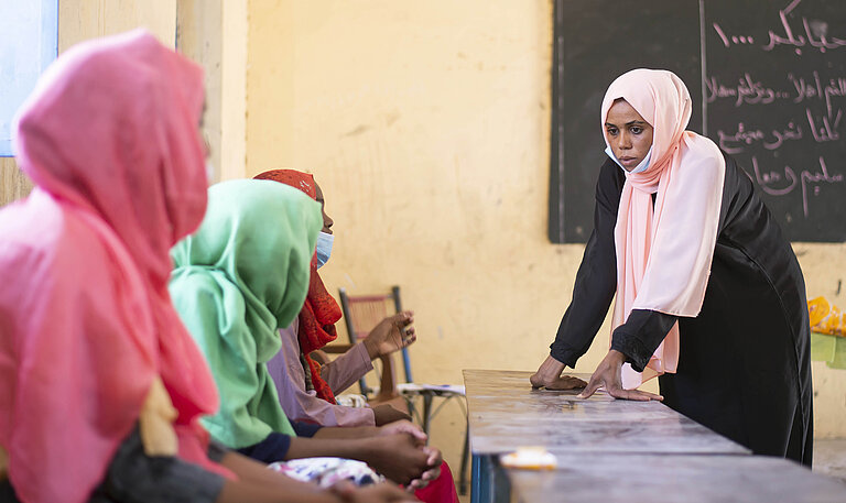 Eine Gruppe junger Frauen sitzt zusammen in einem Klassenzimmer