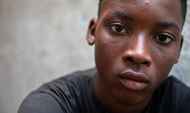 Eines von 550.000 Kinder in Haiti, die vertrieben worden sind