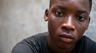 Eines von 550.000 Kinder in Haiti, die vertrieben worden sind