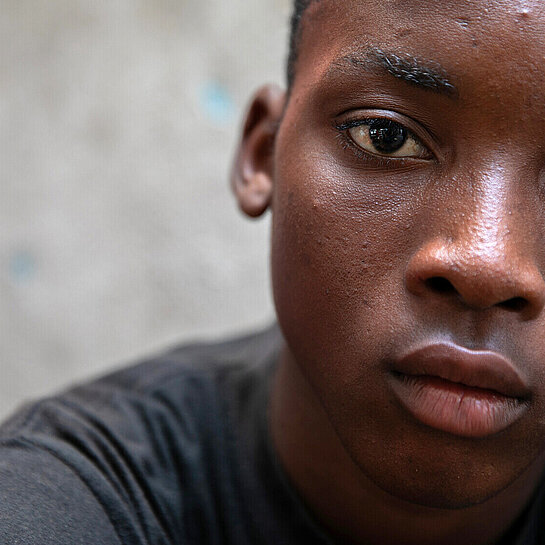 Eines von 550.000 Kinder in Haiti, die vertrieben worden sind