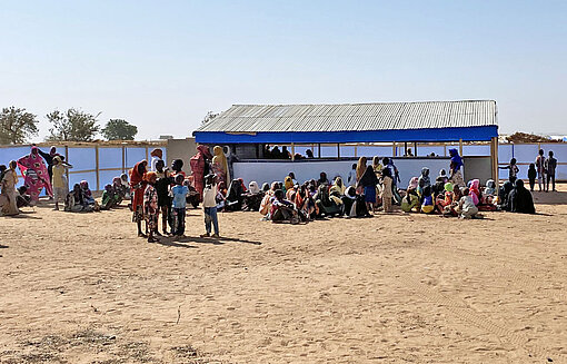 Im tschadischen Lager Ourang regisitrieren geflüchtete Familien aus Sudan ihre Kinder für den Unterricht Eine Behausung aus Zeltplanen