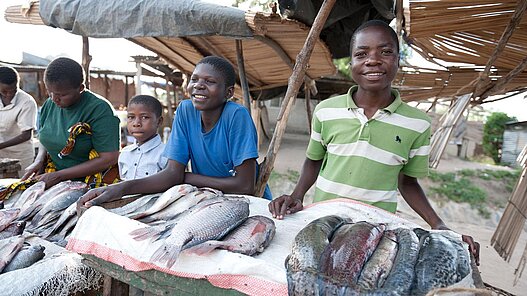 Um die Bestände in den Flüssen zu schonen, werden Teiche für die Fischzucht angelegt. Das Bild stammt aus einem ähnlichen Plan-Projekt in Tansania.