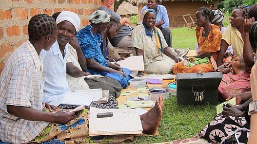 Spargruppen ermöglichen Gemeindemitgliedern in Uganda den Zugang zu Finanzdienstleistungen. Spargruppen ermöglichen Gemeindemitgliedern in Uganda den Zugang zu Finanzdienstleistungen.