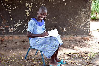 Viele Mädchen schämen sich häufig während ihrer Periode in die Schule zu gehen. Getrennte Sanitärräume und wiederverwendbare Damenbinden können deshalb einen großen Unterschied machen. © Lidia Celeste Felix Langa/Plan International.