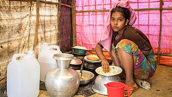 Mädchen bereitet Essen in ihrem Zelt im Flüchtlingslager Balukhali in Cox's Bazar vor.