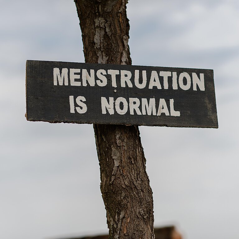 Schild mit Aufschrift „Menstruation is normal“