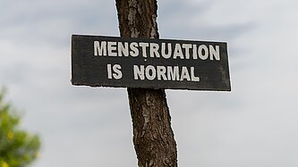 Schild mit Aufschrift „Menstruation is normal“