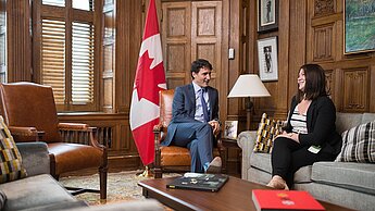 Der kanadische Premierminister Justin Trudeau hat sich sein Büro für einen Tag mit der 23-jährigen Breanne geteilt.