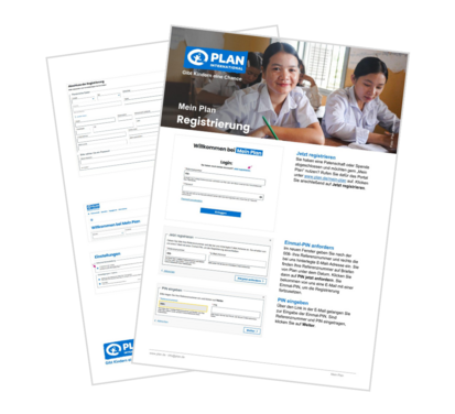 Das Bild zeigt zwei überlagerte Screenshot-Seiten einer Online-Registrierung von Plan International, mit prominentem blauen Logo und dem Schriftzug „Mein Plan Registrierung“. Auf einer Seite sind junge Schüler:innen in weißer Kleidung zu sehen, die konzentriert schreiben. Auf den Screenshots erkennt man Formularfelder zur Anmeldung und Registrierung, sowie Erklärtexte zur PIN-Anforderung und Nutzung des Portals „Mein Plan“.